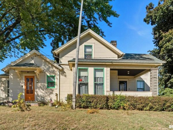 228 S 2ND Street , Le Claire, IA 52753