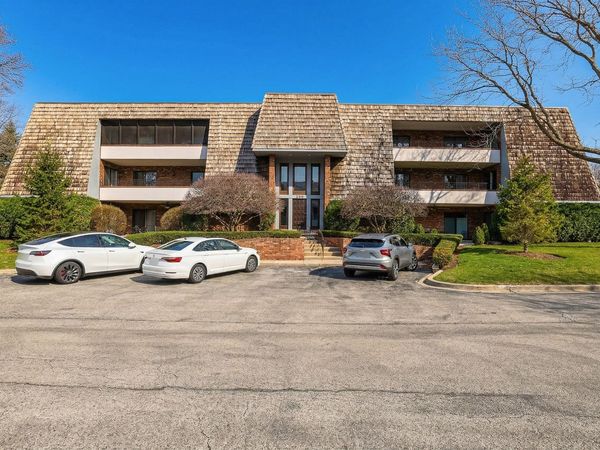 200 Red Top Drive , Unit 302, Libertyville, IL 60048