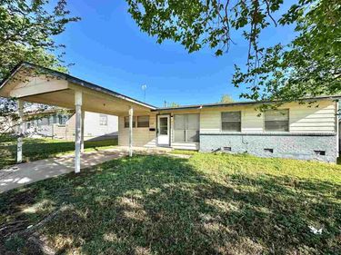 5421 NW Kinyon Ave, Lawton, OK 73505