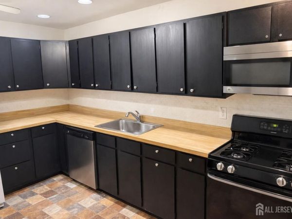 1032 Cricket Lane , Woodbridge, NJ 07095