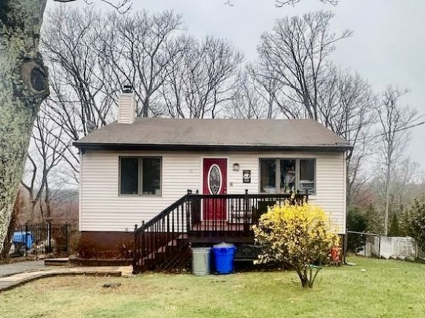 12 Chincopee Ave, Hopatcong, NJ 07843