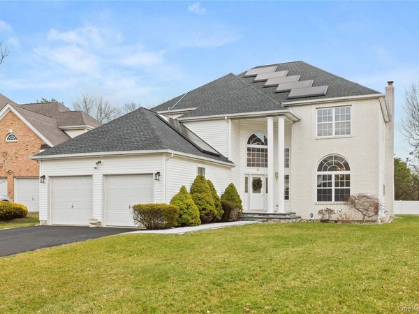 19 Trail Blazer Court, Holbrook, NY 11741