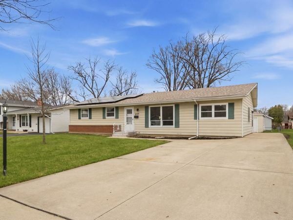 249 Shawnee Drive, Carol Stream, IL 60188
