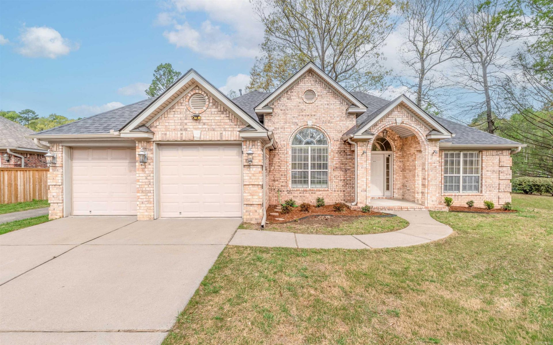 136 Nemours Ct, Maumelle, AR 72113 Main Photo