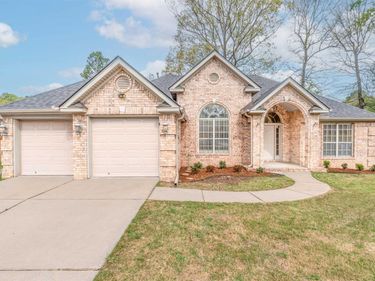 136 Nemours Ct, Maumelle, AR 72113