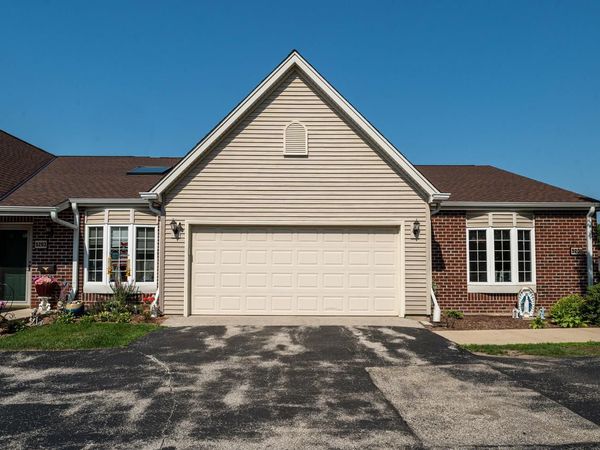5201 S Tuckaway BOULEVARD, Greenfield, WI 53221