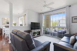 1600 Long Grove Drive photo 4