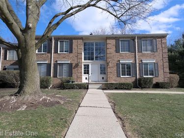 657 E Fox Hills Drive , Bloomfield Hills, MI 48304