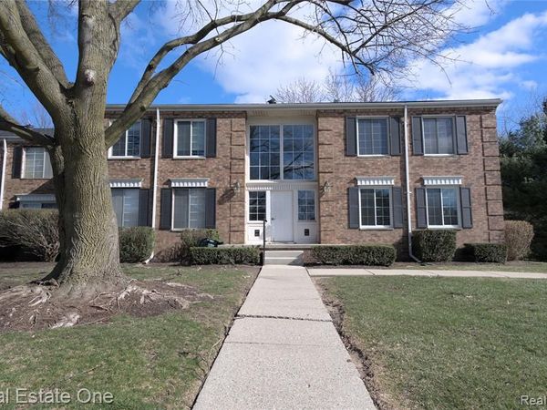 657 E Fox Hills Drive, Bloomfield Hills, MI 48304