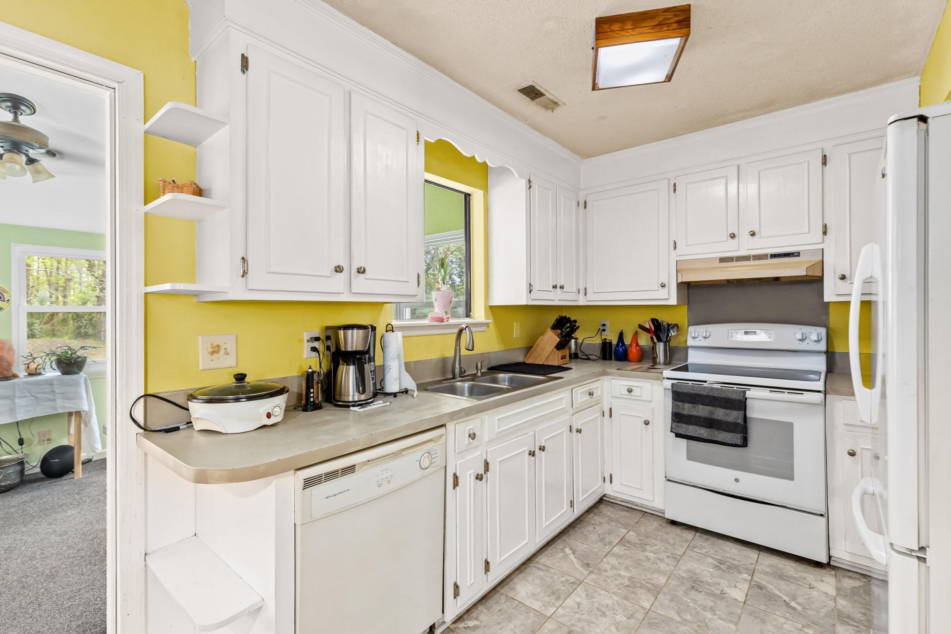 651 Semaht Street Photo 11