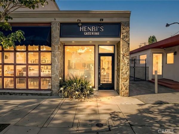 7235 Owensmouth, Canoga Park, CA 91303