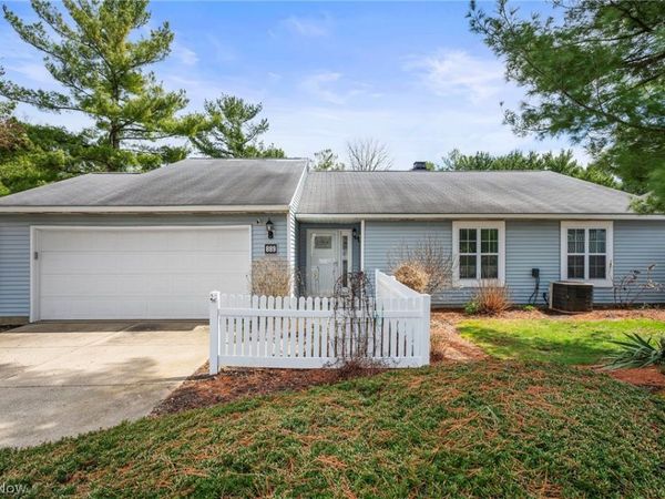 889 Lynnhaven Lane , Akron, OH 44313