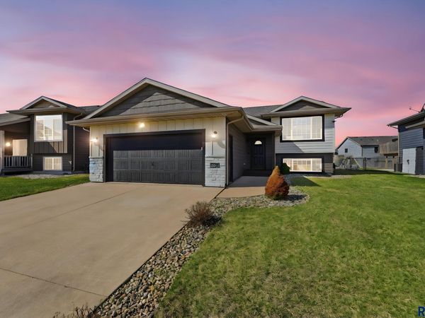 3021 S Keyrell Dr, Sioux Falls, SD 57106