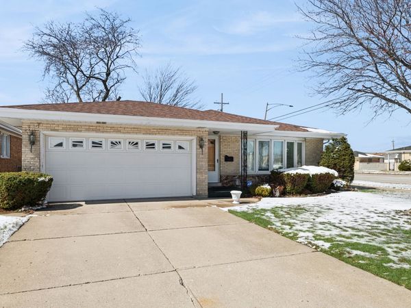 4738 N Potawatomie Avenue , Chicago, IL 60656