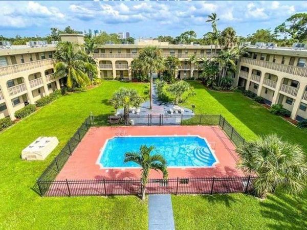 889 Riverside Drive, Unit 218, Fort Lauderdale, FL 33312