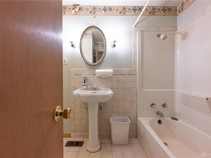 7619 Bassett Drive, Huber Heights, OH 45424 Photo 17