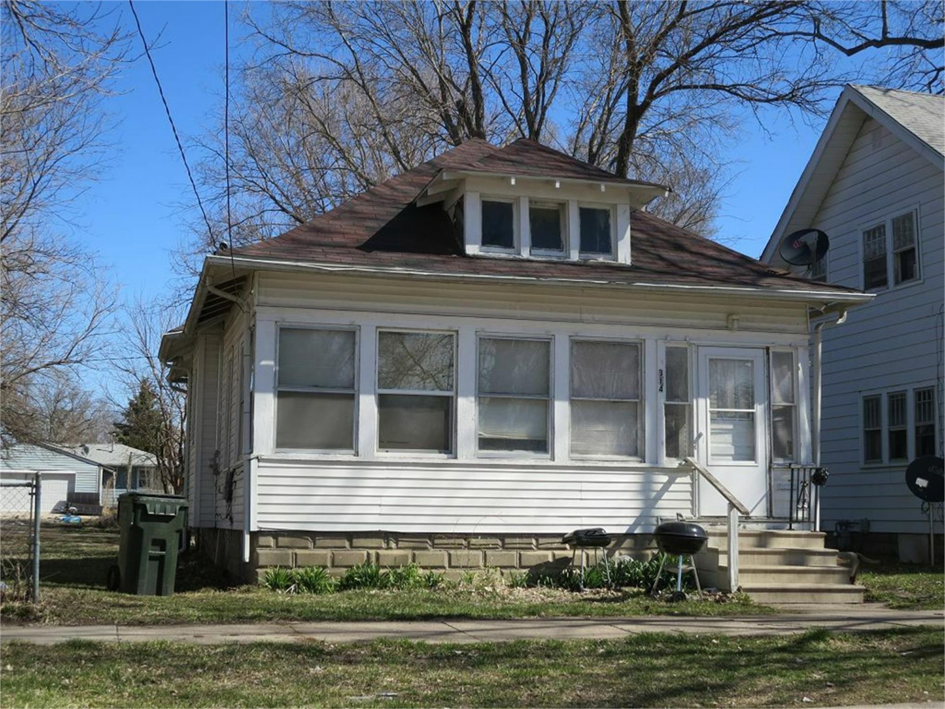 314 Crescent Place, Waterloo, IA 50703 Main Photo
