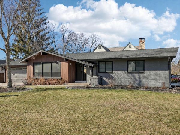 726 W Wisconsin Ave, Oconomowoc, WI 53066