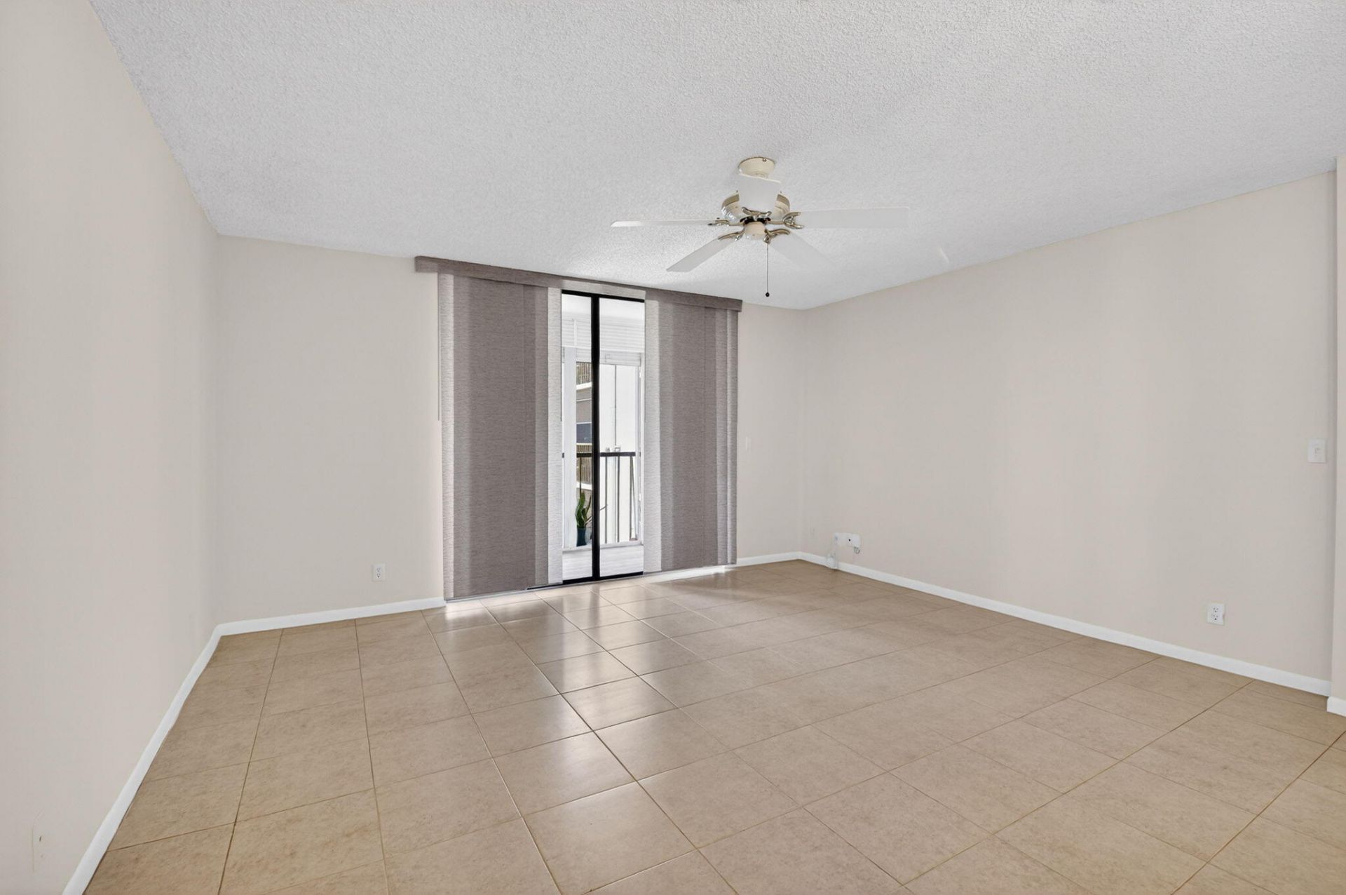5100 Las Verdes Circle, Unit 215, Delray Beach, FL 33484 Photo