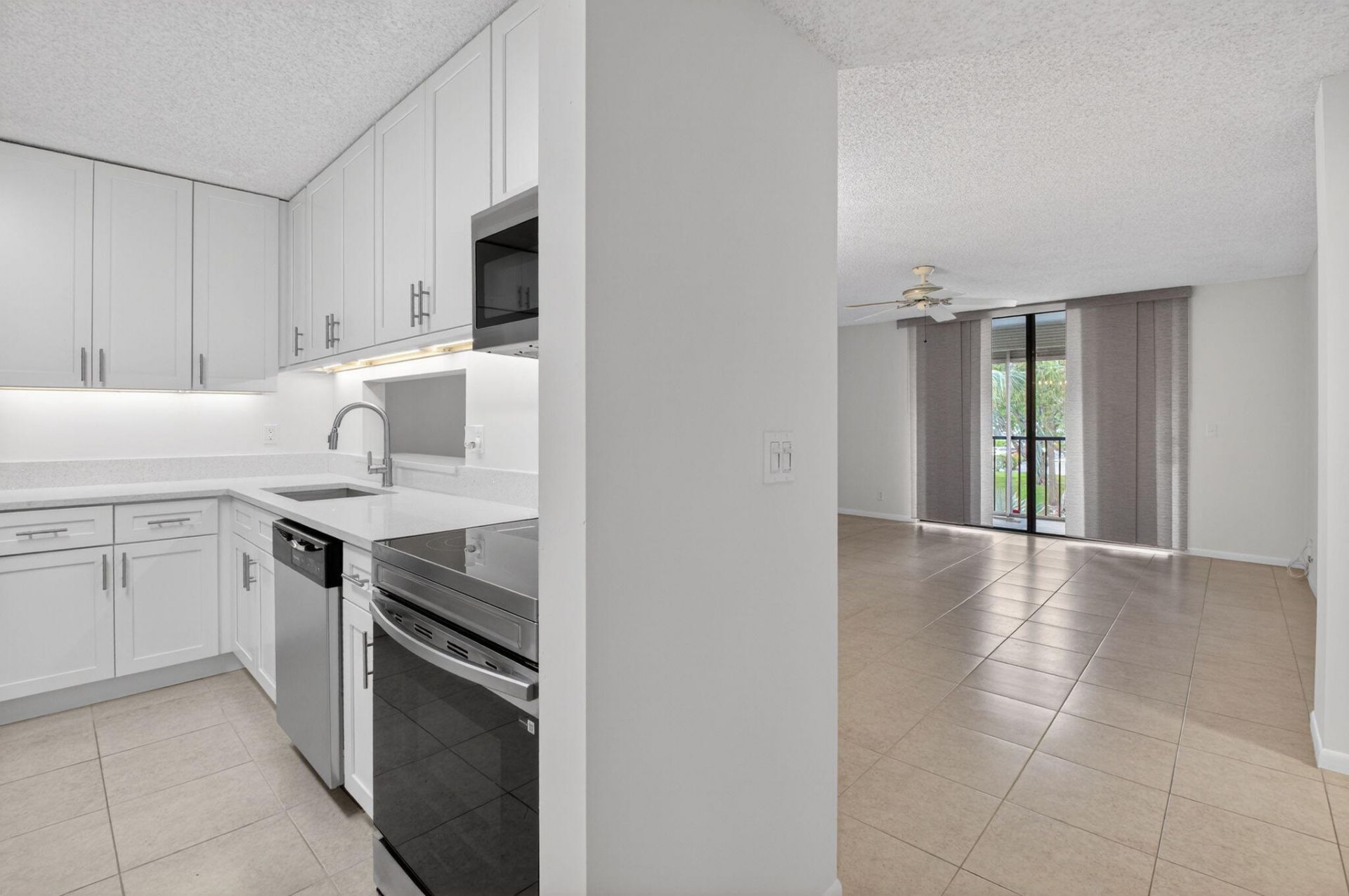 5100 Las Verdes Circle, Unit 215, Delray Beach, FL 33484 Photo