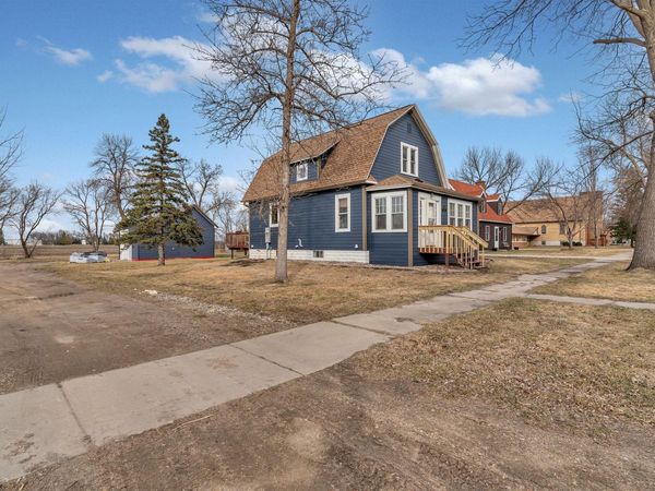 201 Dakota Avenue NE, Pennock, MN 56279