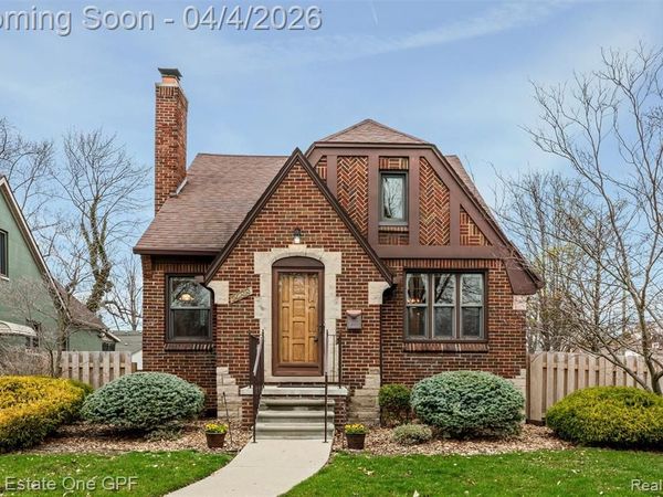 1488 Roslyn Road, Grosse Pointe Woods, MI 48236