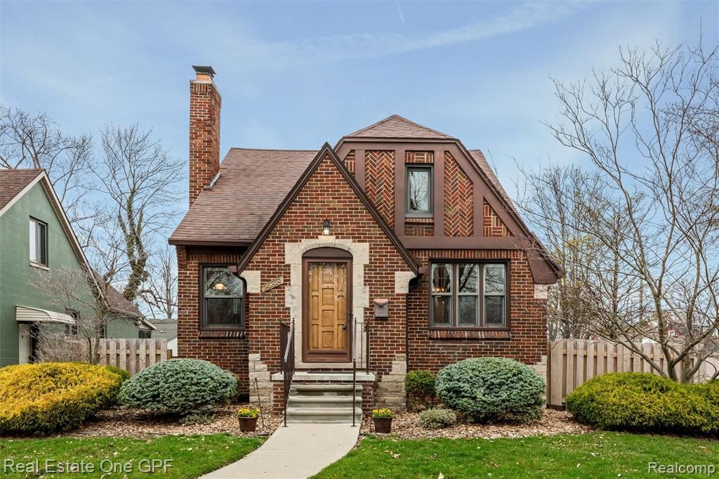 1488 Roslyn Road, Grosse Pointe Woods, MI 48236 Main Photo