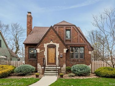 1488 Roslyn Road, Grosse Pointe Woods, MI 48236