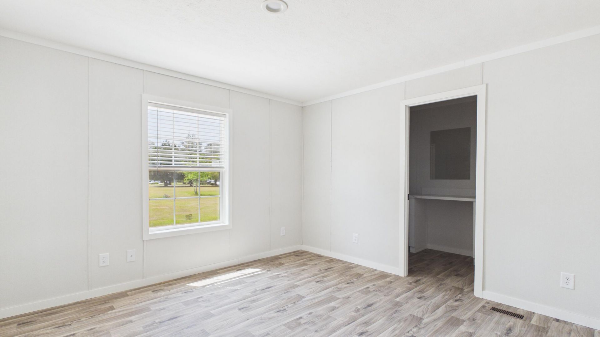 2490 Carolina 311 Photo 16