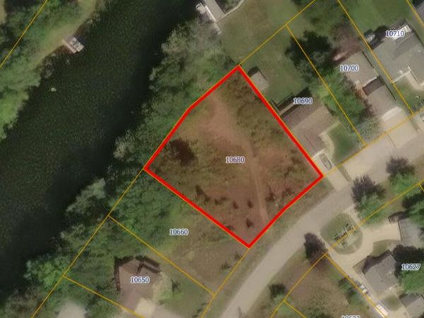 10680 Emerald Drive, Cement City, MI 49233