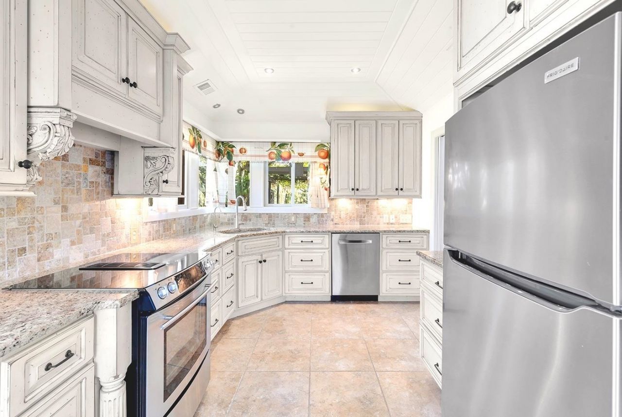 915 Cedarwood Circle  Photo 12