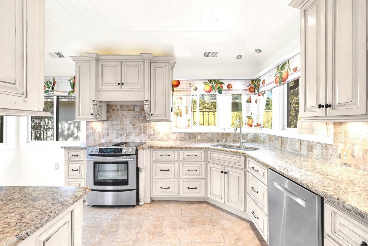 915 Cedarwood Circle  Photo 5