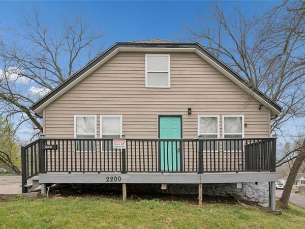 2200 S Hall Avenue, Independence, MO 64053