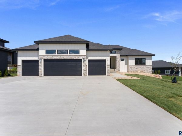 7413 E Twin Pines Ct, Sioux Falls, SD 57110