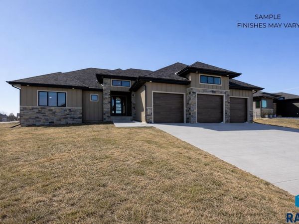 7413 E Twin Pines Ct, Sioux Falls, SD 57110