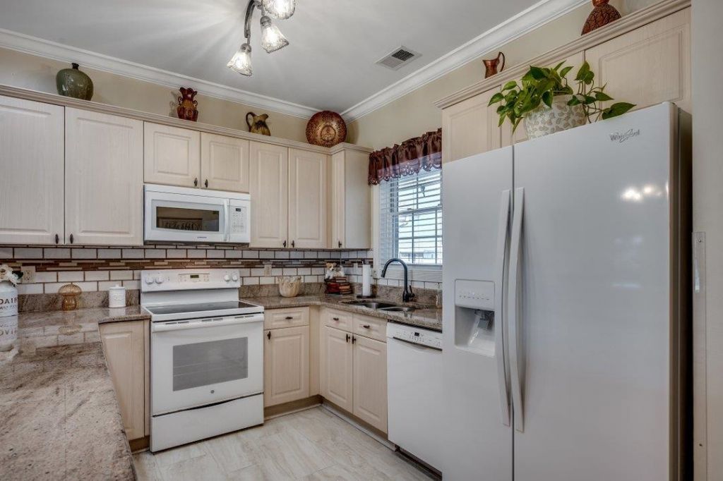 4894 Luster Leaf Circle Photo 10