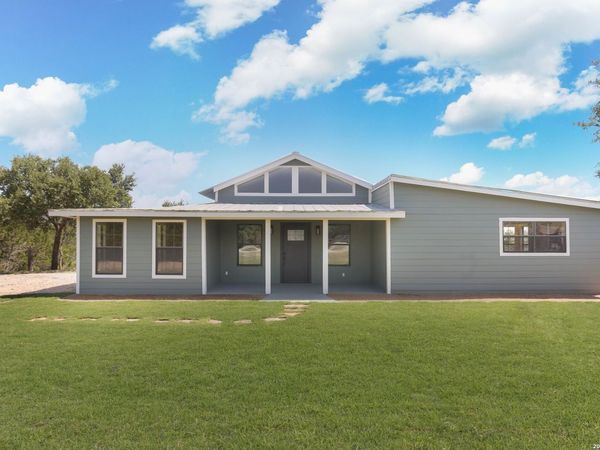 693 Snake, Pipe Creek, TX 78063