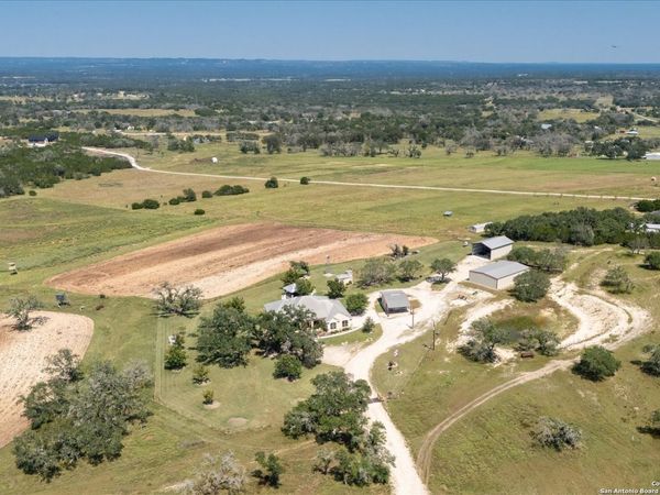 34 Cravey Rd, Boerne, TX 78006