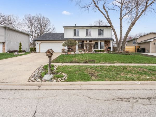 340 Stonehurst Lane, Roselle, IL 60172