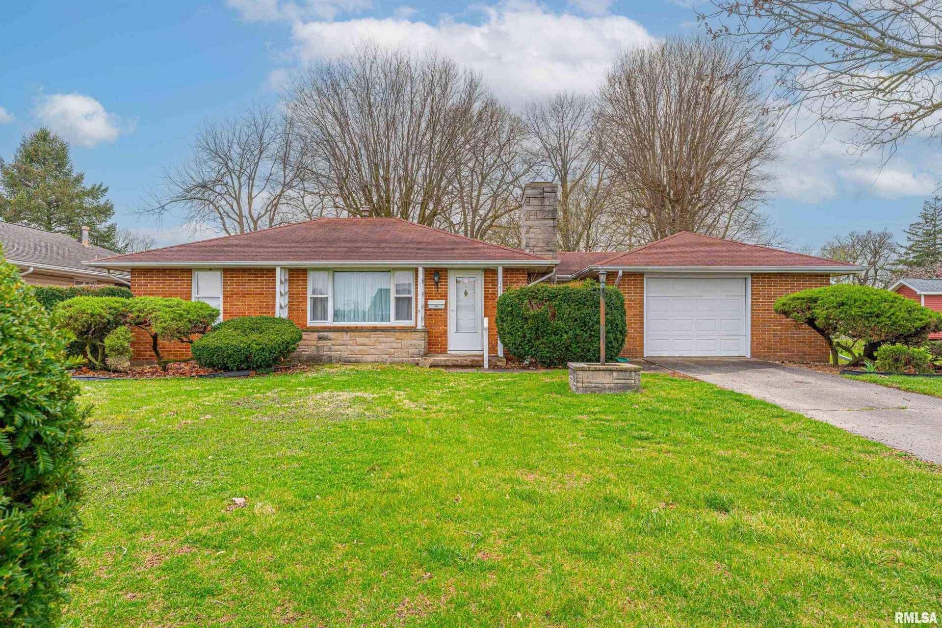 1717 Pekin Street, Lincoln, IL 62656 Main Photo