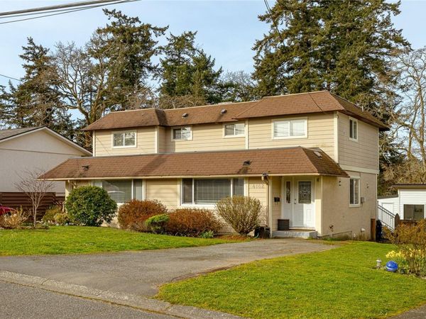 4162 Borden St, Saanich, BC V8X 2G5
