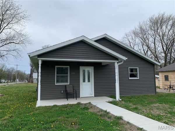 101 N Railroad Street , Patoka, IL 62875