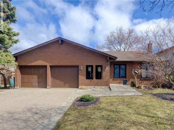 156 CANDLEWOOD Crescent, Waterloo, ON N2L5T4