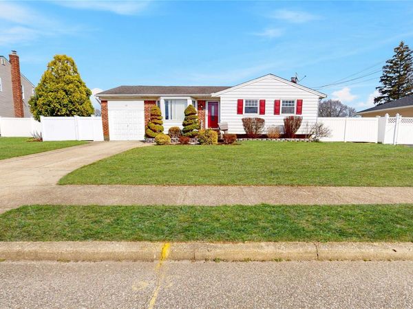 15 Lisa Drive , Deer Park, NY 11729