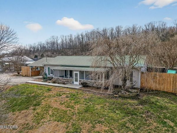 1375 Roberts Matthews Hwy, Sparta, TN 38583