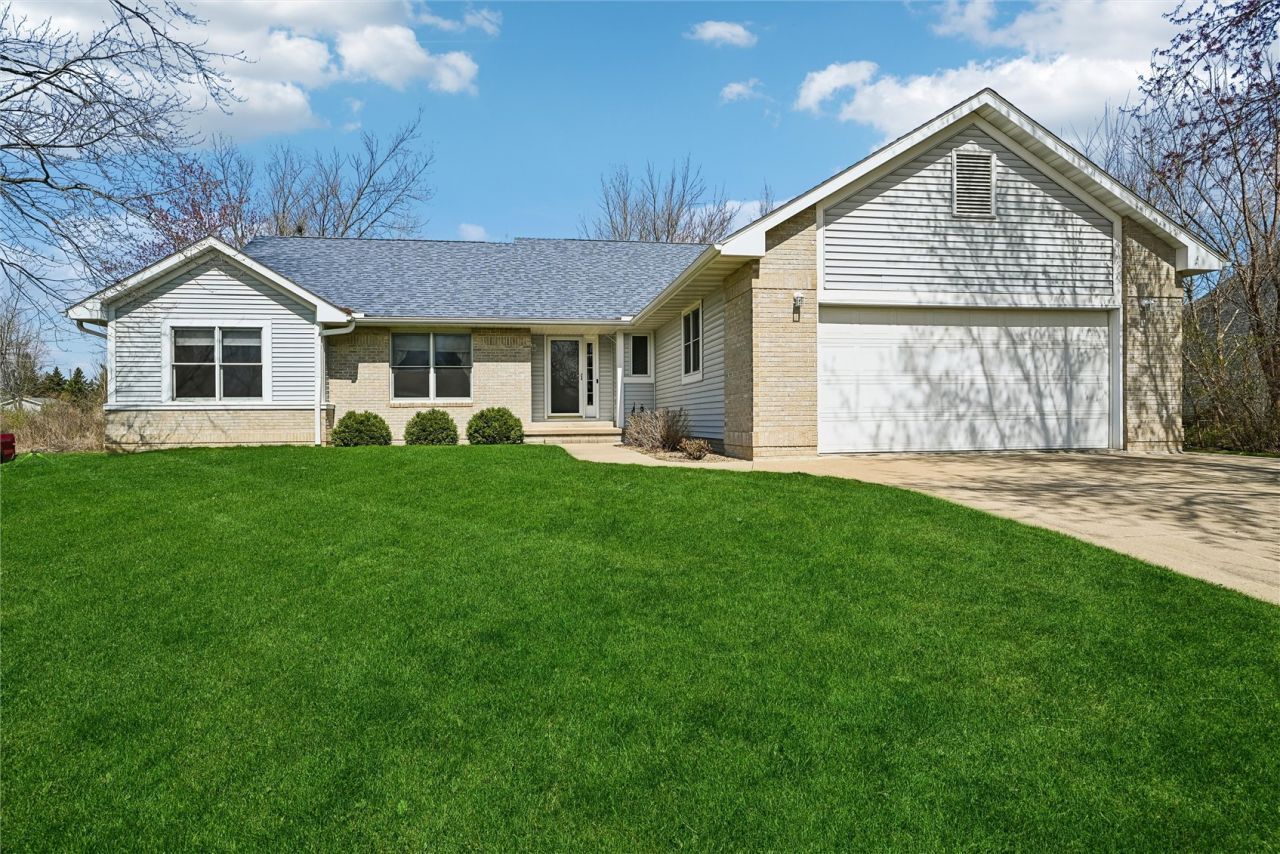 2060 Litchfield Drive, Hiawatha, IA 52233 Main Photo