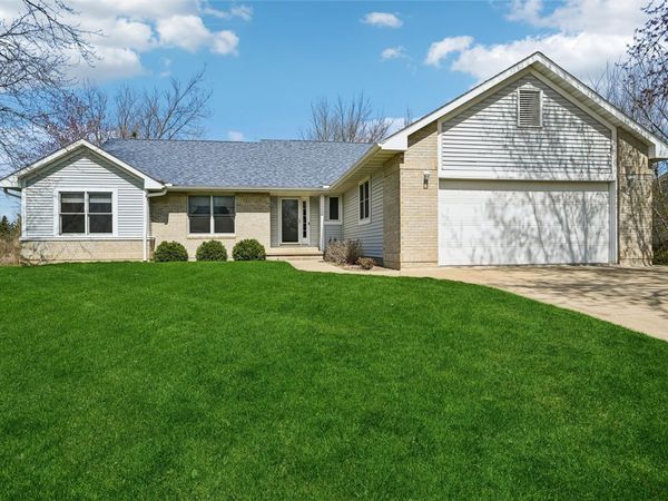 2060 Litchfield Drive, Hiawatha, IA 52233
