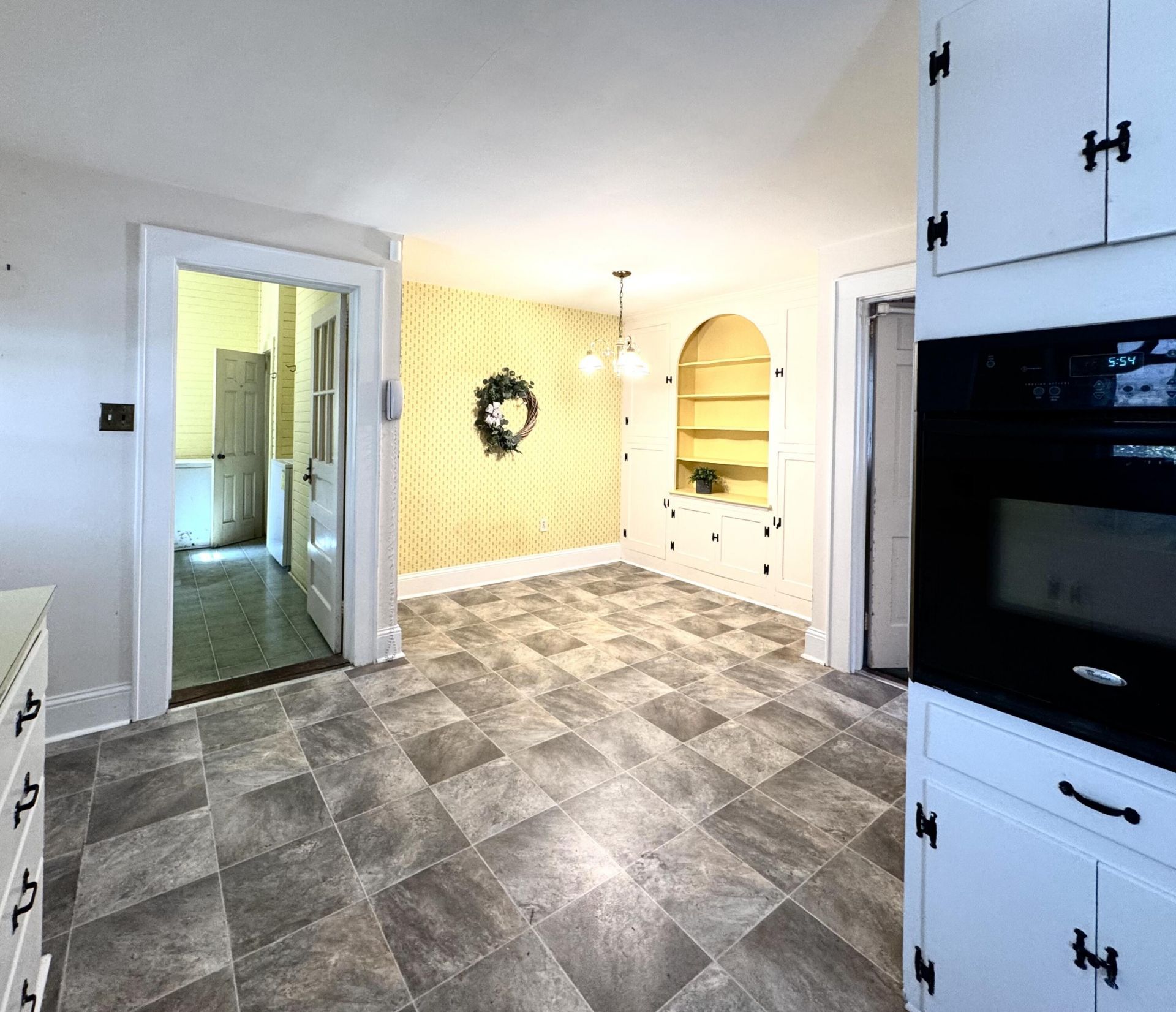 940 Ellis Avenue Photo 5