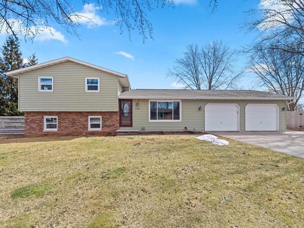 1935 BUNKER HILL COURT, De Pere, WI 54115