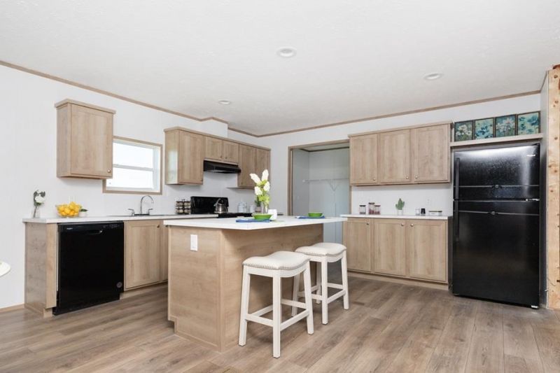 233 Glenda Loop  Photo 5